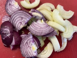 pokrojona cebula do pikantnej wołowiny duszonej w winie