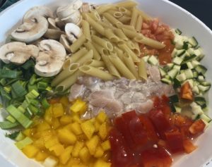 Patelnia z warzywami i mięsem zalanymi bulionem