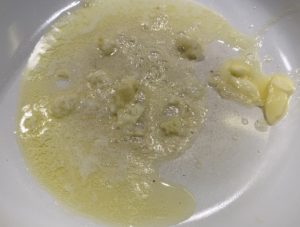 Smażenie czosnku na maśle