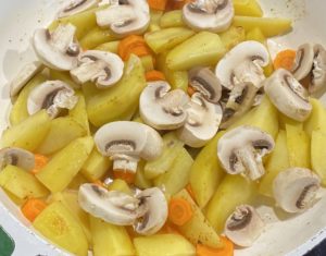 warzywa gotujące się w bulionie do przepisu na obiad jednogarnkowy z klopsikami