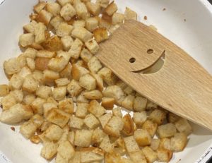 Rumiane i chrupiące grzanki do zupy czosnkowej