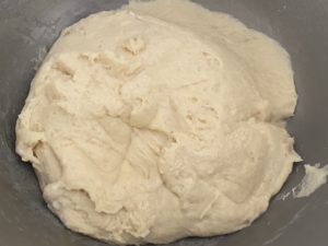 wyrabianie ciasta na słodkie bułki drożdżowe