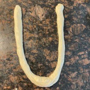 rolowanie ciasta w długi wałek