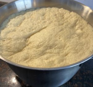 Wyrośnięte ciasto na Wielkanocny makowiec