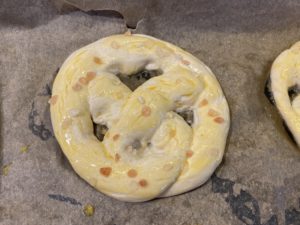 posypywanie precli grubą solą przed pieczeniem