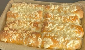 pieczenie bułek drożdżowych z dżemem i kruszonką