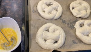 smarowanie precli jajkiem przed pieczeniem