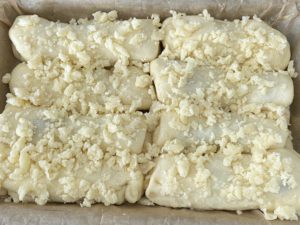 bułeczki z dżemem i kruszonką przed pieczeniem