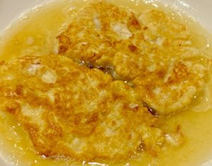 Smażenie sznycli drobiowych na złoty kolor