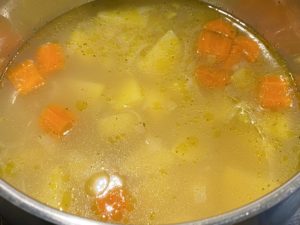 Gotowanie warzyw w bulionie – zupa czosnkowa przepis krok po kroku.