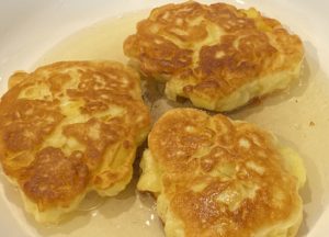 Racuszki drożdżowe z jabłkami i budyniem - C47EEA5A 8EF5 4B19 AA44 CF861DE02769 scaled e1585417084200