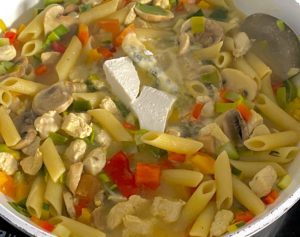 Gorgonzola i feta rozpuszczające się w daniu w stylu serowego garnka