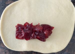 nakładanie dżemu na ciasto na bułeczki z dżemem