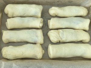 ułożone słodkie bułki drożdżowe przed pieczeniem