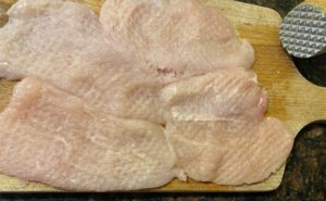 Rozbijanie mięsa na sznycle drobiowe przed marynowaniem