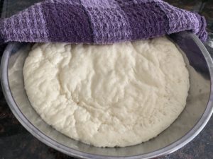 wyrośnięte ciasto na precle