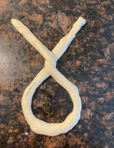 formowanie kształtu precla z ciasta