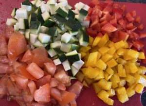 Kolorowe warzywa w kostkę jako baza do serowego garnka