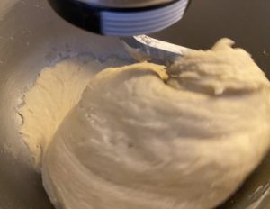 Zagniatanie ciasta na Makowiec na Wielkanoc
