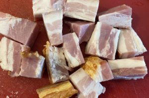 krojenie boczku do potrawy wołowina duszona w winie