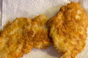 Odsączanie sznycli drobiowych z nadmiaru tłuszczu po smażeniu