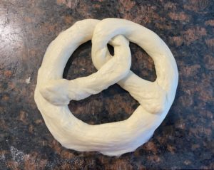 zlepianie końców precla przed pieczeniem