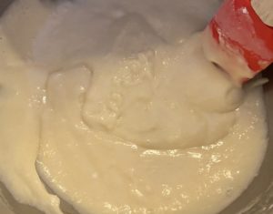 mieszanie ciasta na szybkie ciasto jogurtowe