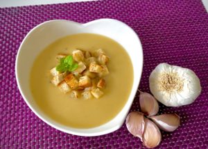 Kremowa zupa czosnkowa z grzankami - EDF01DF8 9F5A 460F 8DF3 B3EEBAA3F555