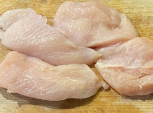 Krojenie fileta na cienkie plastry pod sznycle drobiowe