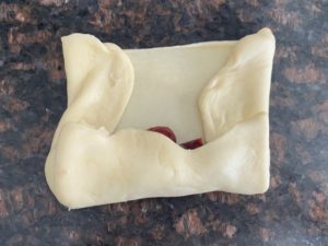 formowanie bułeczek drożdżowych z dżemem