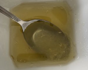 Przygotowanie sosu do surówki wielowarzywnej z miodem i cytryną.