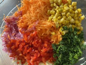 Starta marchew, rzodkiewka i papryka dodawane do surówki warzywnej.