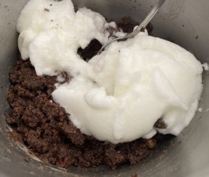 Przygotowanie masy makowej do przepisu na makowiec na Wielkanoc