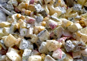 wymieszana sałatka śledziowa gotowa do schłodzenia