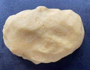 Kruche ciasto z rabarbarem, budyniem i bezą - 19A15F02 D08B 4A57 93B0 8FA5DB56ADFF