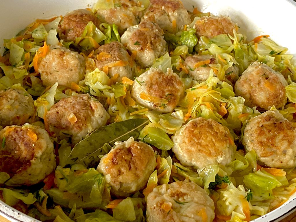 Mini gołąbki w młodej kapuście