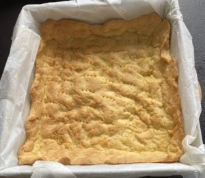 Kruche ciasto z rabarbarem, budyniem i bezą - 5A0A0675 27F8 4FF4 8C48 1F0938E3874E
