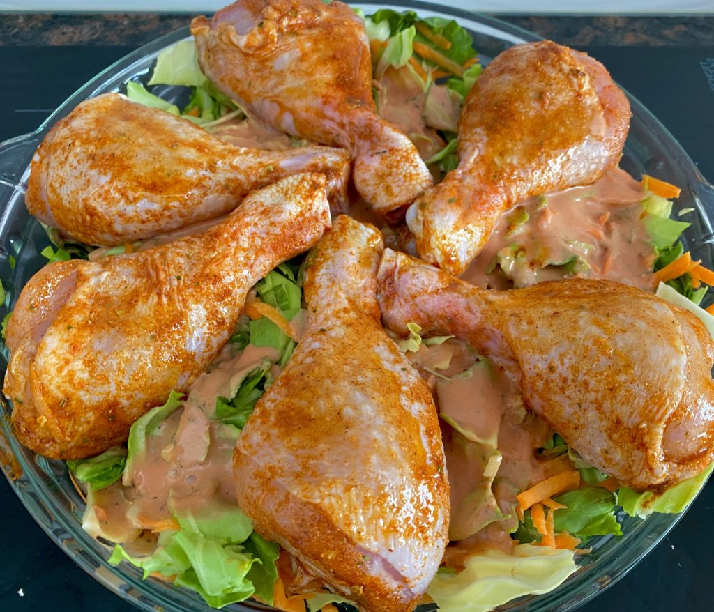 Udka z kurczaka pieczone na młodej kapuście