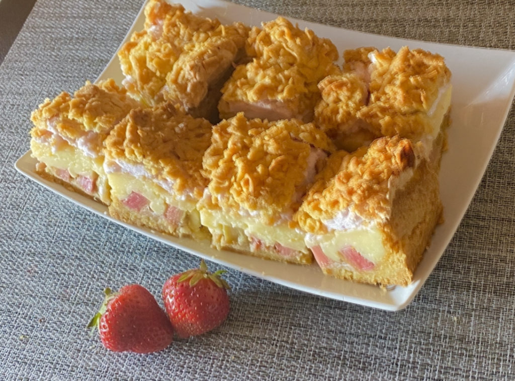 Kruche ciasto z rabarbarem, budyniem i bezą