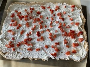 Rolada bezowa z bitą śmietaną i truskawkami - C5CFA3BB 87AD 4DE4 ABE7 B74C38C342D7