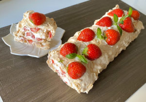 Rolada bezowa z bitą śmietaną i truskawkami - D6CB8FB0 6493 4D95 8579 10BF96833D71