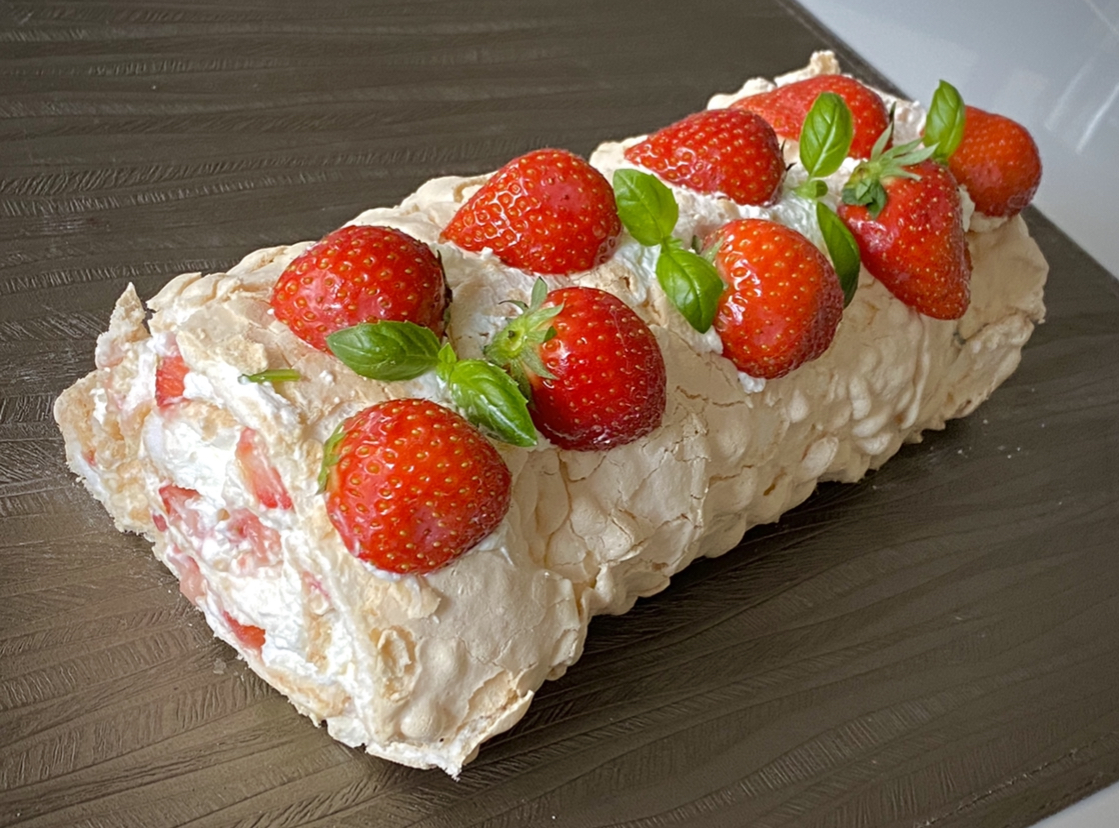 Rolada bezowa z bitą śmietaną i truskawkami - F93B9588 68A9 415C 8887 51FA6B6F3068