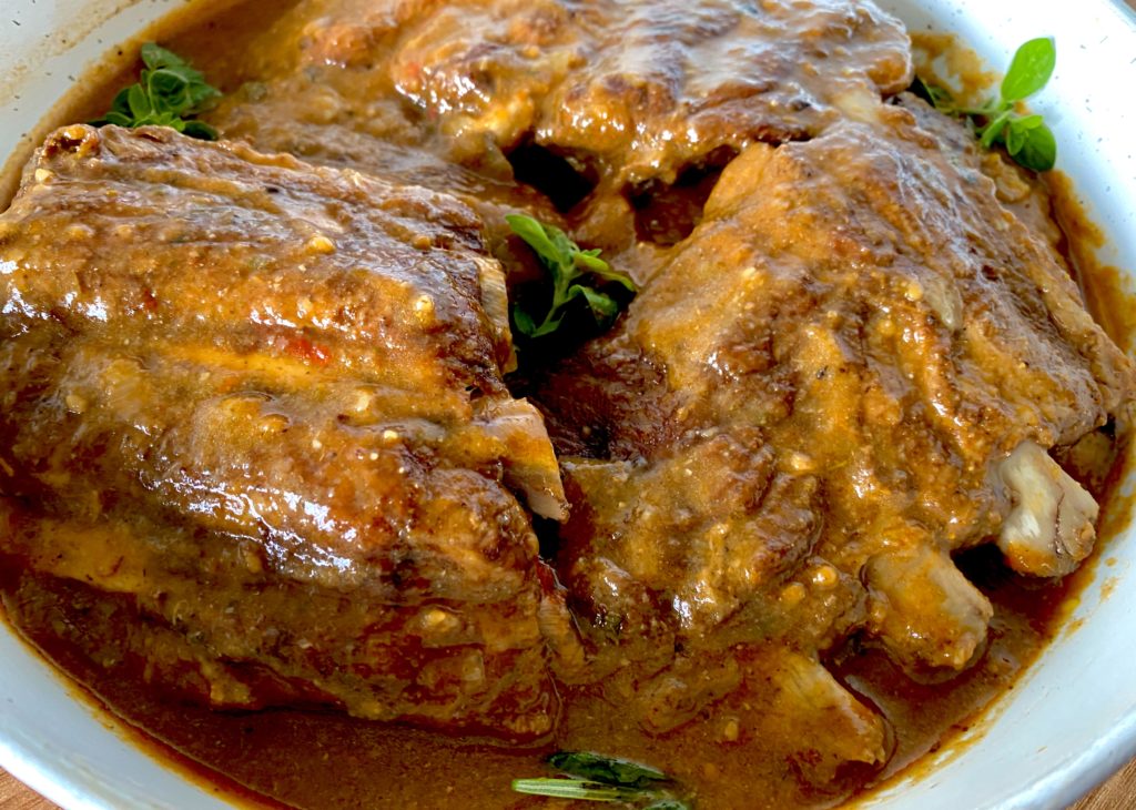 Żeberka duszone w aromatycznym sosie z pomidorami