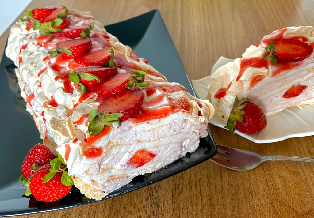 Truskawkowa rolada bezowa