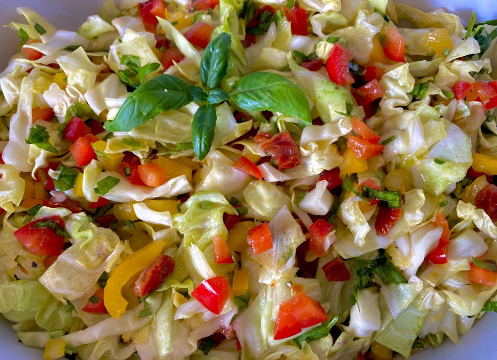 Surówka obiadowa z młodej kapusty