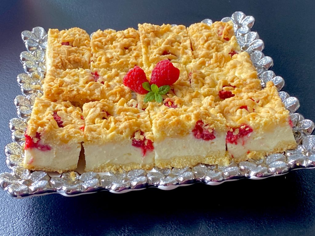 Sernik z malinami i kruszonką