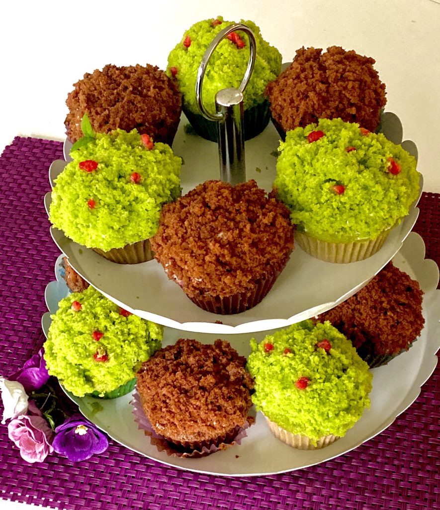 Kolorowe babeczki z kremem i owocami