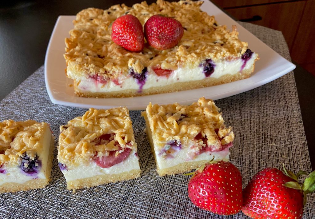 Sernik z owocami na kruchym cieście