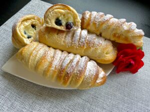 Rumiane bułeczki z budyniem i jagodami - 07F5CF56 B97E 4E9C 8F7E 5AE4FFE249C1