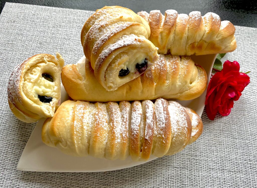 Rumiane bułeczki z budyniem i jagodami